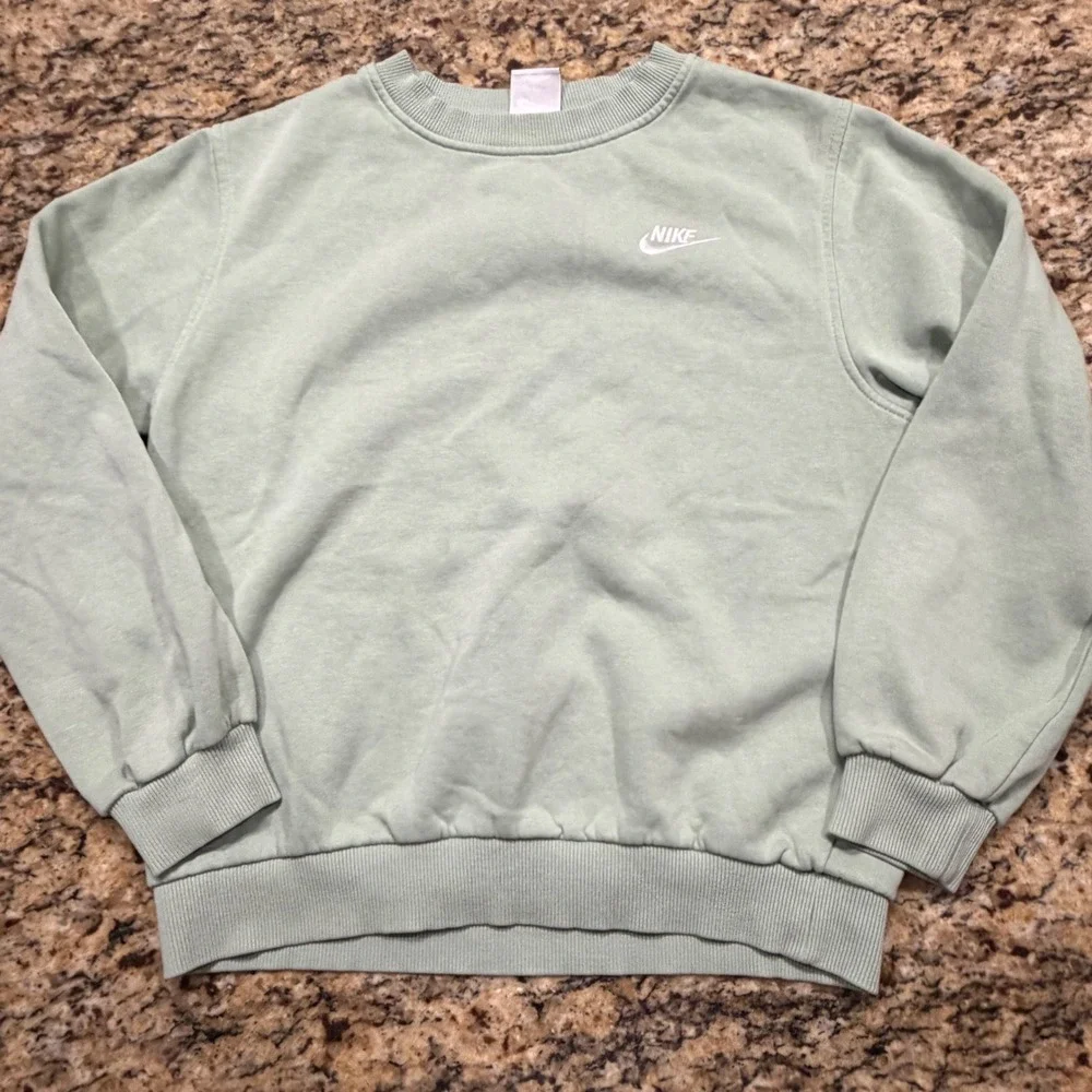 Nike Kids‎ Sportswear Crewneck Sweatshirt Sage Green Embroidered Logo Large L